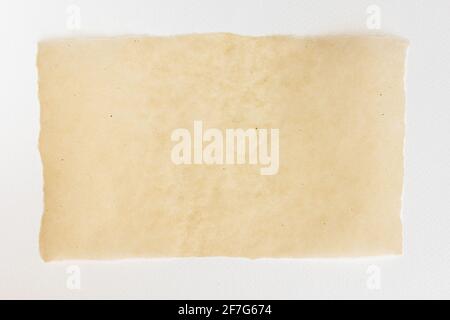 Feuille de papier de cuisson isolée sur fond blanc, vue de dessus. Parchemin pour cuisiner. Banque D'Images