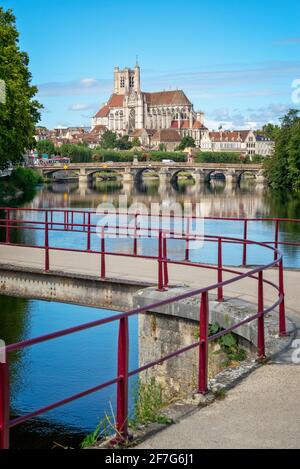 L'Yonne et l'église d'Auxerre en Bourgogne, France Banque D'Images