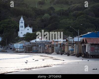 Petit village os pêcheur avec une église sur le fond Banque D'Images