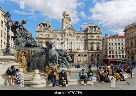 LYON, FRANCE, 12 mars 2021 : la Fontaine Bartholdi a été sculptée par Bartholdi en 1889. Il est érigé à la place des Terreaux près de l'Hôtel de ville de Banque D'Images