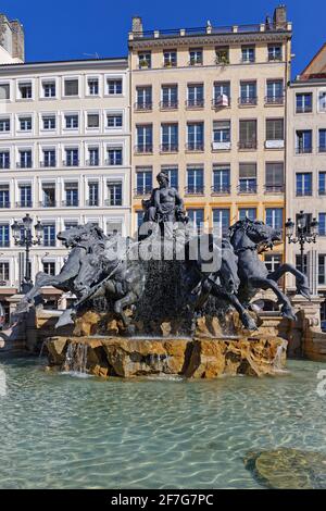 LYON, FRANCE, 31 mars 2021 : la Fontaine Bartholdi a été sculptée par Bartholdi en 1889. Il est érigé à la place des Terreaux près de l'Hôtel de ville de Banque D'Images