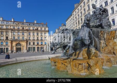 LYON, FRANCE, 31 mars 2021 : la Fontaine Bartholdi a été sculptée par Bartholdi en 1889. Il est érigé à la place des Terreaux près de l'Hôtel de ville de Banque D'Images