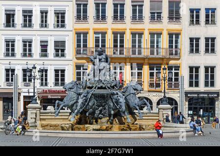 LYON, FRANCE, 6 avril 2021 : la Fontaine Bartholdi a été sculptée par Bartholdi en 1889. Il est érigé à la place des Terreaux près de l'Hôtel de ville de Banque D'Images