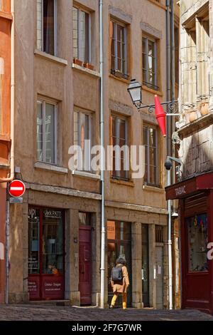 LYON, FRANCE, 6 avril 2021 : place de la Trinité. La place, entièrement pavée et entourée de vieux bâtiments (XVIIIe siècle), est une traversée de petite astre Banque D'Images