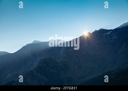 Première lumière de l'aube et du soleil sur les montagnes solitaires en été, sous un ciel bleu propre et immense, Pyrénées aragonaises, provincia de Huesca, Poset Banque D'Images