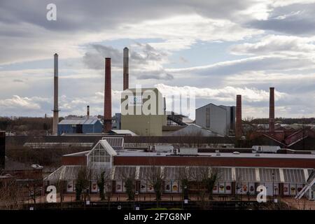 Pilkington Glass (Greengate Works) usine de St Helens, Royaume-Uni, avec le détaillant « The Range » en premier plan. Banque D'Images