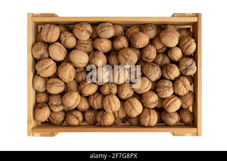 Noix dans une boîte en bois, isolées sur fond blanc. Vue de dessus. Concept de récolte Banque D'Images