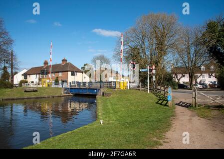 Kennett et Avon Canal, Aldermaston Wharf, Berkshire, Angleterre, Royaume-Uni. 2021. Village pittoresque d'Aldermaston Wharf le long du canal Kennet et Avon Banque D'Images