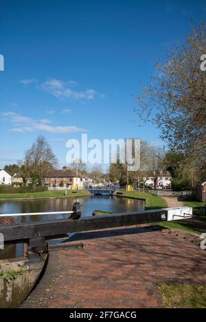 Kennett et Avon Canal, Aldermaston Wharf, Berkshire, Angleterre, Royaume-Uni. 2021. Verrou numéro 95 sur la rivière Kennett. Banque D'Images