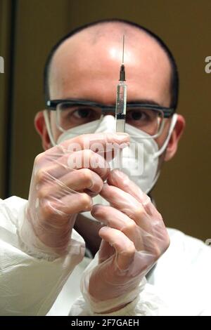 Italie, région Toscane, Arezzo, 25 février 2021 : urgence Covid-19, campagne de vaccination pour plus de 80 ans, chez le médecin de famille, médecine générale. Dans TH Banque D'Images