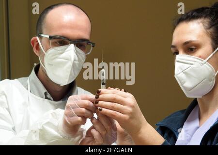 Italie, région Toscane, Arezzo, 25 février 2021 : urgence Covid-19, campagne de vaccination pour plus de 80 ans, chez le médecin de famille, médecine générale. Dans TH Banque D'Images