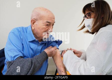 Italie, région Toscane, Arezzo, 25 février 2021 : urgence Covid-19, campagne de vaccination pour plus de 80 ans, chez le médecin de famille, médecine générale. Dans TH Banque D'Images