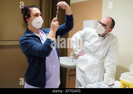 Italie, région Toscane, Arezzo, 25 février 2021 : urgence Covid-19, campagne de vaccination pour plus de 80 ans, chez le médecin de famille, médecine générale. Dans TH Banque D'Images