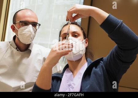 Italie, région Toscane, Arezzo, 25 février 2021 : urgence Covid-19, campagne de vaccination pour plus de 80 ans, chez le médecin de famille, médecine générale. Dans TH Banque D'Images