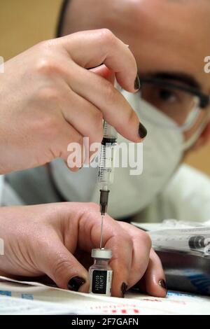 Italie, région Toscane, Arezzo, 25 février 2021 : urgence Covid-19, campagne de vaccination pour plus de 80 ans, chez le médecin de famille, médecine générale. Dans TH Banque D'Images