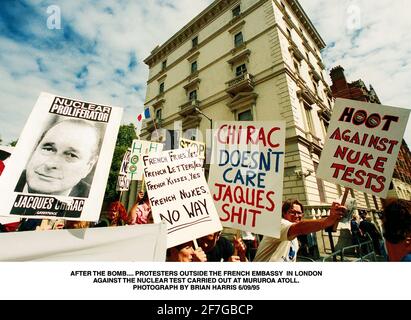 Des manifestants anti-nucléaires se rassemblent aujourd'hui (mercredi) devant l'ambassade de France à Londres. Tard dans la nuit dernière, le gouvernement français a révélé qu'il avait effectué le premier de ses huit essais nucléaires prévus à l'atoll de Mururoa dans le Pacifique Sud Banque D'Images