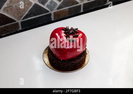 Gâteau miniature au champagne rouge cerise et au chocolat aux baies en forme de cœur, conçu pour la Saint-Valentin 2021, Ontario, Canada. Banque D'Images