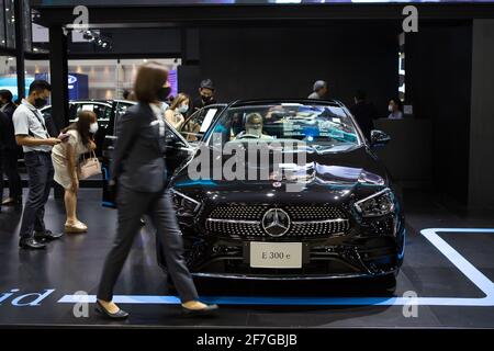 Bangkok, Thaïlande - 4 avril 2021 : Mercedes-Benz E-Class E 300 e AMG Dynamic exposé au SALON INTERNATIONAL DE L'AUTOMOBILE de BANGKOK 2021 Banque D'Images