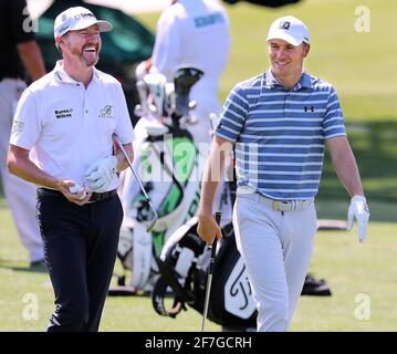 Augusta, États-Unis. 05 avril 2021. Un jour après avoir remporté l'Open de Valero Texas, Jordan Spieth (à droite) est un grand sourire qui se moque de Jimmy Walker lorsqu'il arrive pour travailler pour les Masters sur le terrain d'entraînement au Augusta National Golf Club le lundi 5 avril 2021, à Augusta, en Géorgie. (Photo de Curtis Compton/Atlanta Journal-Constitution/TNS/Sipa USA) crédit: SIPA USA/Alay Live News Banque D'Images