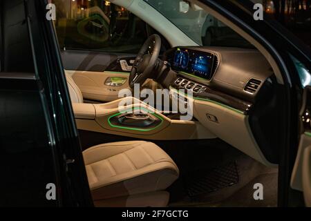 Moscou, Russie - 24 décembre 2019 : intérieur vide d'un vus Mercedes classe GLS 2020 haut de gamme. Photosession de nuit Banque D'Images