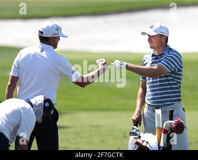 Augusta, États-Unis. 05 avril 2021. Un jour après avoir remporté l'Open de Valero Texas, Jordan Spieth (à droite) obtient une bosse de poing de Jimmy Walker lorsqu'il arrive pour obtenir un peu de travail pour les Masters sur le terrain d'entraînement au club de golf national d'Augusta le lundi 5 avril 2021, à Augusta, Géorgie. (Photo de Curtis Compton/Atlanta Journal-Constitution/TNS/Sipa USA) crédit: SIPA USA/Alay Live News Banque D'Images