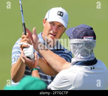 Augusta, États-Unis. 05 avril 2021. Un jour après avoir remporté l'Open de Valero Texas, Jordan Spieth travaille avec son docteur en swing Cameron McCormick, se présentant aux Masters sur le terrain de pratique au club de golf national d'Augusta le lundi 5 avril 2021, à Augusta, en Géorgie. (Photo de Curtis Compton/Atlanta Journal-Constitution/TNS/Sipa USA) crédit: SIPA USA/Alay Live News Banque D'Images