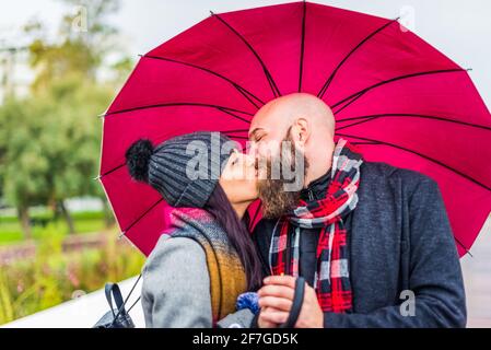 romantique gros plan portrait d'un couple amoureux de un homme bald et une femme caucasienne vêtu d'hiver chaud vêtements pendant les vacances de noël.paire de Banque D'Images