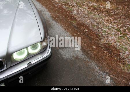 Chernigov, Ukraine - 6 janvier 2021: Ancienne voiture BMW série 7 (E38) sur la route dans la forêt. Temps sombre Banque D'Images