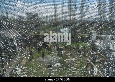 Un trou de balle est visible sur une fenêtre de maison endommagée lors d'une opération anti-militance à la périphérie de Srinagar. Une opération de recherche de dix-sept heures a été lancée mardi soir dans la région de Gulab Bagh, à Srinagar, et a été lancée mercredi après qu'aucun militant n'ait été trouvé dans la région. L'agence de presse locale KDC a rapporté que les forces de sécurité ont tiré quelques coups de feu vers le bâtiment dans lequel elles soupçonnaient la présence de militants. Cependant, il n'y a pas eu de réponse de l'intérieur de la maison, l'opération a été mise hors service. (Photo de Saqib Majeed/SOPA Images/Sipa USA) Banque D'Images