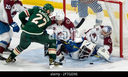 St. Paul, États-Unis. 05 avril 2021. Le gardien de but de l'Avalanche du Colorado Philipp Grubauer (31) arrête un tir de Nick Bjugstad (27) du Minnesota Wild pendant la deuxième période, le 5 avril 2021, à St. Paul, dans le Minnesota. (Photo par Carlos Gonzalez/Minneapolis Star Tribune/TNS/Sipa USA) crédit: SIPA USA/Alay Live News Banque D'Images