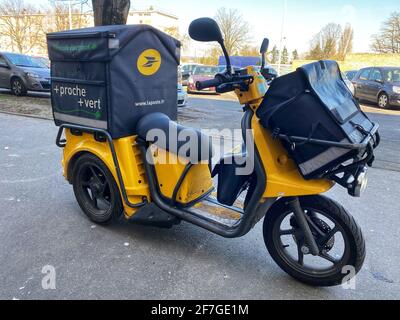 Paris banlieue France la poste livraison de coursier v lo