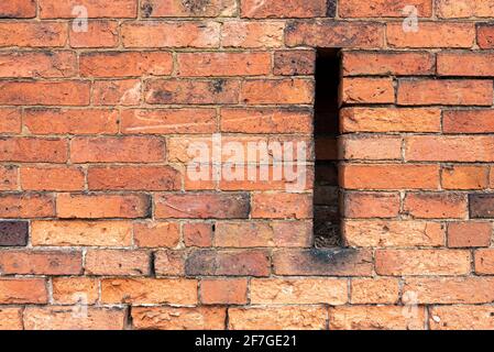 Mur de briques multicolore arrière-plan variété de briques mur de briques fait avec de vieilles briques récupérées dans un modèle régulier Banque D'Images