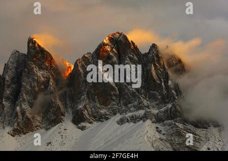 Dolomiten, Dolomiti, Südtirol, Italie, Nebel,Felsen, Gipfel und Wolken an den leuchtenden Geislerspitzen in den Dolomiten in Südtirol in Italien Banque D'Images