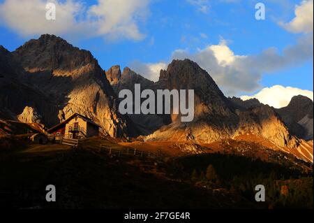 Dolomiten, Dolomiti, Südtirol, Italien, vom Licht angestrahlte Berghütte unter den Geislerspitzen im Villnöss in den Dolomiten Banque D'Images