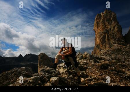 Dolomiten, Dolomiti, Südtirol, Italien, Frau wandert auf den Gipfel der CIR Spitzen gegenüber vom Langkofel in den Dolomiten in Südtirol Banque D'Images