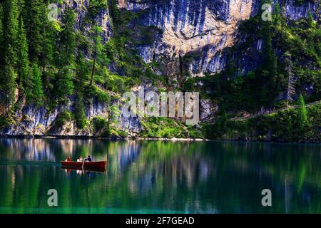 Romantisch Tour mit einem Ruderboot über den malerischen Pragser Wildsee im südtiroler Pustertal in den Dolominten in Italien Banque D'Images