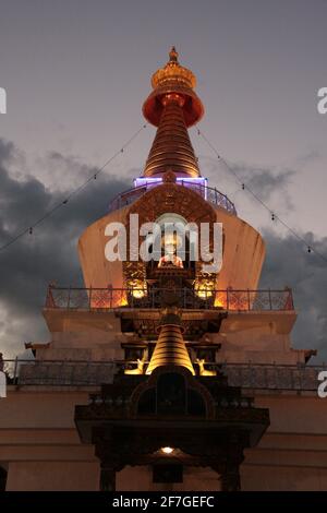 Lieu commémoratif de prière dans le Royaume du Bhoutan après-midi Soirée illuminée écourtez les escaliers de la statue de Bouddha lieu Saint Banque D'Images