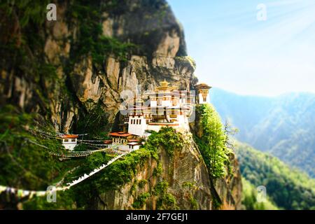 Bhoutan - dans le haut Himalaya, caché sur un mur de haute montagne, est le monastère difficile d'accès 'Tiger's Nest'. Vous ne pouvez vous y rendre qu'à pied via Banque D'Images