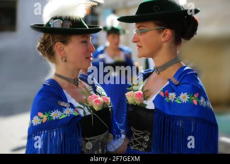 Trachtenfest, Weinfest, schöne attraktive Frauen mit Tracht und Dirndl und Hut in Meran beim Trachtenumzug in den Dolomiten in Südtirol Italien Banque D'Images