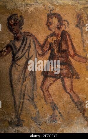 Vanth (à droite), divinité féminine des Enfers étrusques, habillée en chasseuse dans une tunique courte et des bottes et tenant une torche en l'air, guide une femme vers l'au-delà. Détail de peinture murale dans les années 200 av. J.-C. tombeau étrusque dans la nécropole Monterozzi de l'ancienne ville de Tarchuna ou Tarchna, aujourd'hui Tarquinia, Latium, Italie. Vanth est l'un des psychopompoi étrusques (guides des âmes) dont la tâche est de guider les âmes des défunts récemment à l'au-delà. Banque D'Images