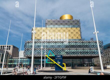 Horloge comptant jusqu'aux Jeux du Commonwealth de 2022 en face De la Bibliothèque de Birmingham sur la place du Centenaire dans la ville de Birmingham centre Banque D'Images