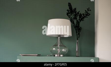 Lampadaire blanc et vase sur fond vert moderne minimaliste intérieur Banque D'Images