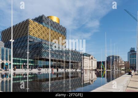 La nouvelle Bibliothèque de Birmingham devant la grande Miroir aquatique sur la place du Centenaire dans le centre-ville de Birmingham Banque D'Images