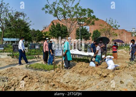 7 avril 2021 : auparavant, des volontaires ont travaillé pour des inhumations de coronavirus morts, mais maintenant des parents font le travail au cimetière de Sayer Bazar à Dhaka, au Bangladesh, le 07 avril 2021. Crédit: Zabed Hasnain Chowdhury/ZUMA Wire/Alay Live News Banque D'Images