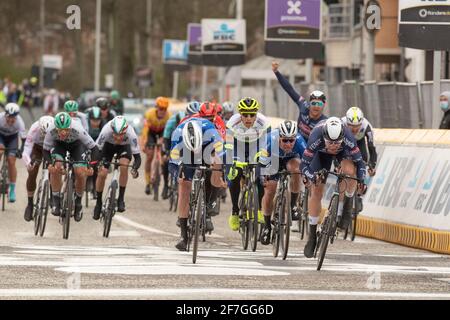 SCHOTEN, BELGIQUE - AVRIL 7 : Sam Bennett de l'équipe Deceuninck Quick Step et Irlande, Mark Cavendish de l'équipe Deceuninck Quick Step et Grande-Bretagne, Jasper Philipsen de l'équipe Alpecin Fenix et Belgique pendant le 109e Schelprivjs 2021 - Men's Elite le 7 avril 2021 à Schoten, Belgique (photo par (photo par Jos Kafoe/Orange Pictures) crédit : Orange pics BV/Alay Live News Banque D'Images