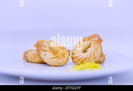 Des biscuits marocains sont servis avec du thé. Biscuits marocains cookies maroc Banque D'Images