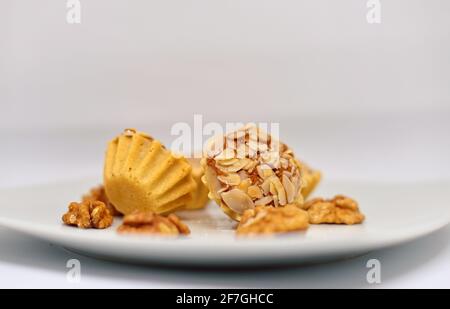 Le ramadan sucreries traditionnelles marocaines. Ramadan au Maroc. Arrière-plan blanc Banque D'Images