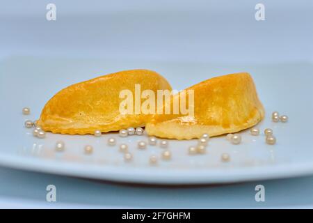 Pâtisserie marocaine, cornes de gazelle.biscuit marocain sur fond blanc Banque D'Images