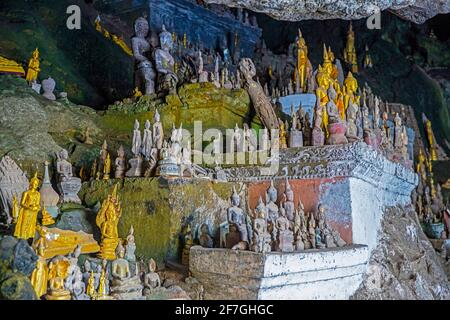 Statues de Bouddha à l'intérieur de la grotte inférieure / Tham Ting aux grottes de Pak ou le long du Mékong près de Luang Phabang / Luang Prabang, Laos Banque D'Images