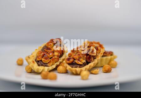 Gâteaux traditionnels marocains festifs sur fond blanc, vue du dessus. Les biscuits du ramadan sont prêts à manger Banque D'Images